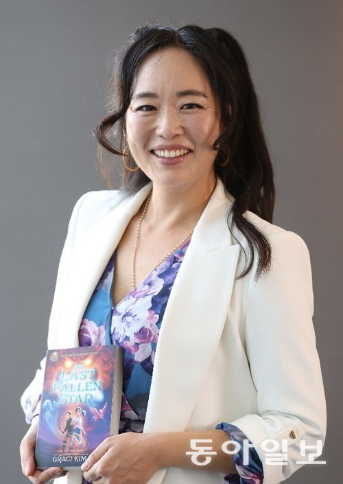 뉴질랜드의 한국계 소설가 그레이시 김이 18일 서울 중구 주한 뉴질랜드대사관에서 자신의 책을 들어 보이고 있다. 변영욱 기자 cut@donga.com