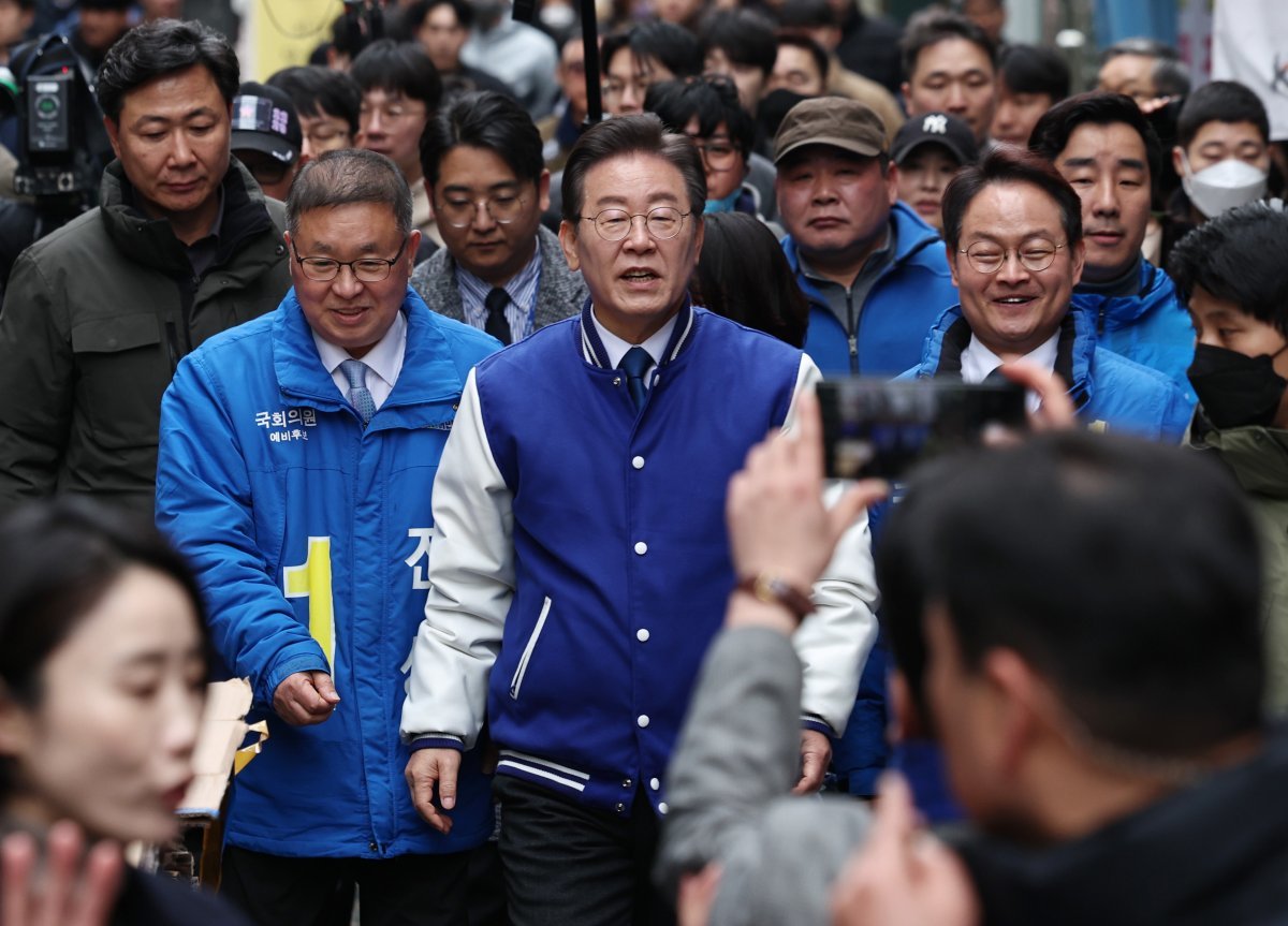 이재명 더불어민주당 대표가 19일 오전 강원도 춘천명동거리를 찾아 전성, 허영 후보와 함께 이동하고 있다. 2024.3.19. 뉴스1