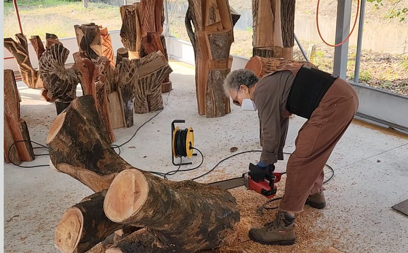 김윤신 작가가 전기톱을 들고 나무 조각을 하고 있다. 국제갤러리 제공