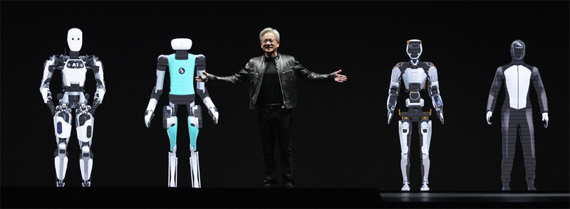 18일(현지 시간) 미국 캘리포니아주 새너제이에서 열린 엔비디아의 개발자 행사 ‘GTC 2024’의 기조 연설에 나선 젠슨 황 
최고경영자(CEO·가운데) 옆으로 여러 로봇 이미지가 등장했다. 황 CEO는 이날 인공지능(AI)의 미래 기술로 사람을 닮은 로봇
 ‘피지컬 AI’를 지목했다. 새너제이=AP 뉴시스