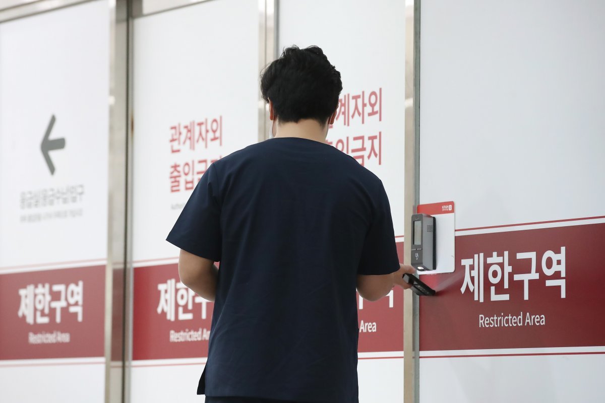 의대정원 증원에 반대하는 전공의들의 집단행동이 이어지고 있는 13일 대구의 한 대학병원에서 의료진이 응급실로 들어가고 있다. 2024.3.13. 뉴스1