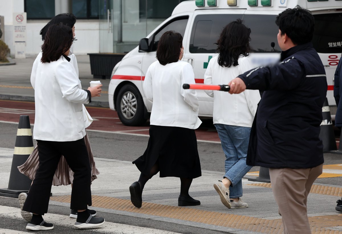 전공의들의 집단행동이 한 달 넘게 이어진 19일 서울의 한 대학병원에서 의료진이 발걸음을 옮기고 있다. 2024.3.19 뉴스1