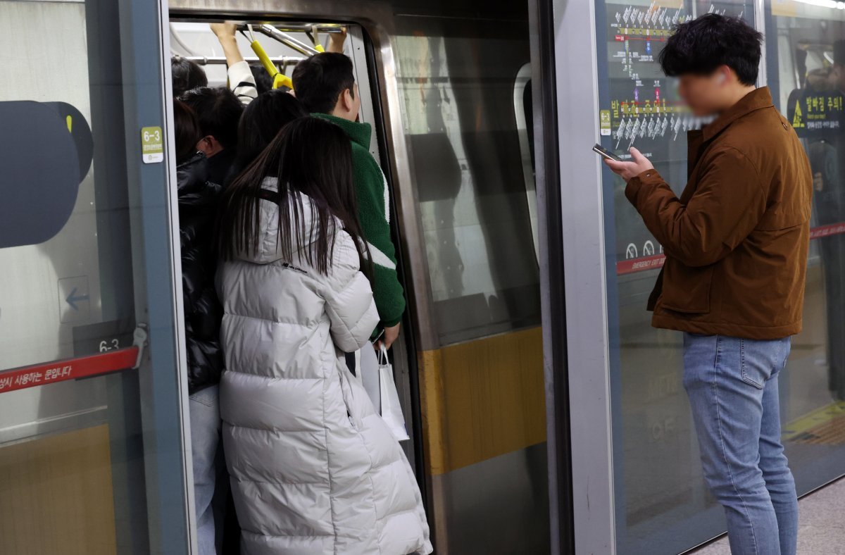 서울 지하철 9호선 강서구 염창역에서 시민들이 힘겹게 탑승하는 모습.  ⓒ News1
