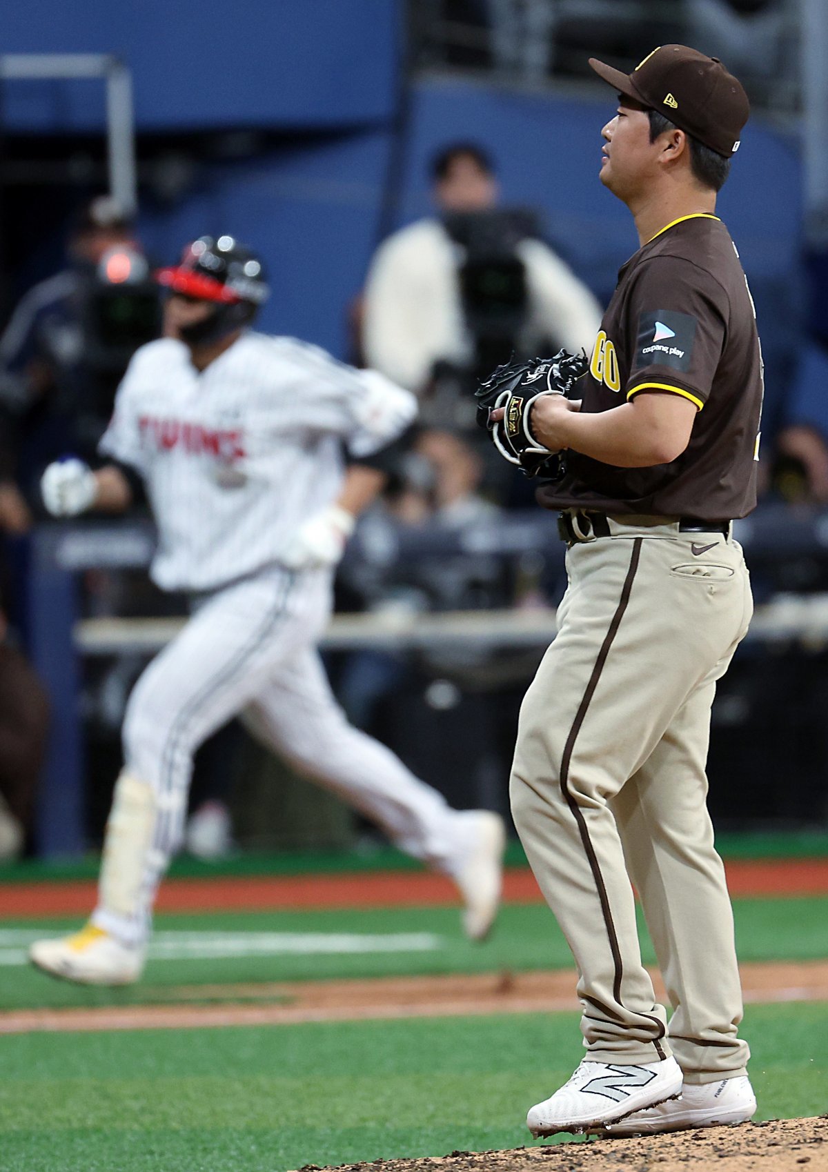 18일 서울 고척스카이돔에서 미국프로야구(MLB) 공식 개막시리즈를 앞두고 열린 LG 트윈스와 샌디에이고 파드리스의 스페셜 경기에서 9회말 샌디에이고 고우석이 LG 이재원에게 투런 홈런을 맞고 있다. 2024.3.18. 뉴스1