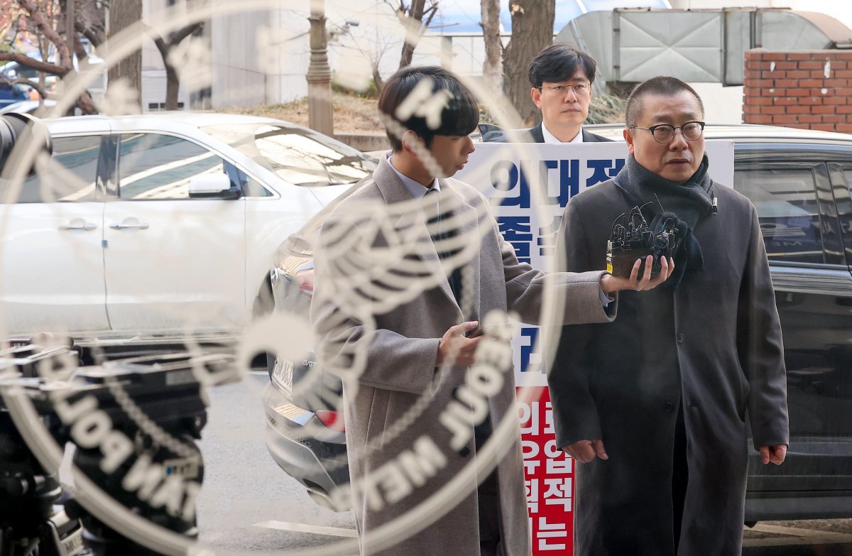 ‘전공의 집단 사직 공모’ 혐의를 받는 박명하 대한의사협회 비상대책위원회 조직강화위원장이 18일 오전 서울 마포구 서울경찰청 공공범죄수사대로 소환조사에 출석하기에 앞서 입장을 밝히고 있다. 2024.3.18/뉴스1