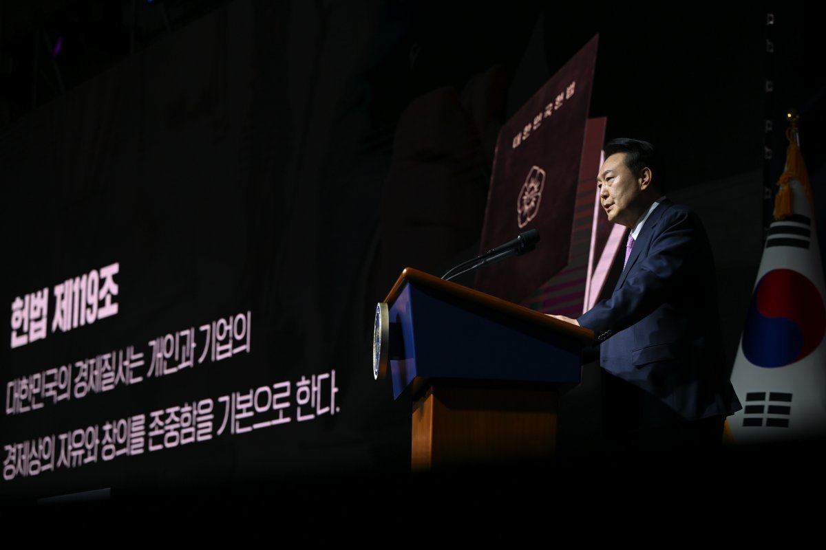 윤석열 대통령이 20일 오후 서울 여의도 63컨벤션센터에서 열린 제51회 상공의 날 기념식에 참석해 ‘자유주의 경제시스템에서 기업활동의 자유와 국가의 역할’을 주제로 특별강연을 하고 있다. 대통령실 제공