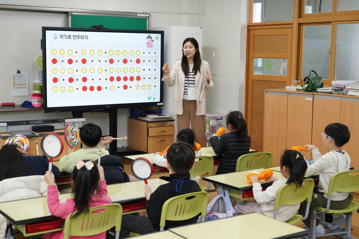 지난 18일 서울 오정초등학교에서 늘봄학교 초1 맞춤형 문화예술교육 프로그램이 운영됐다. 한국문화예술교육진흥원 제공