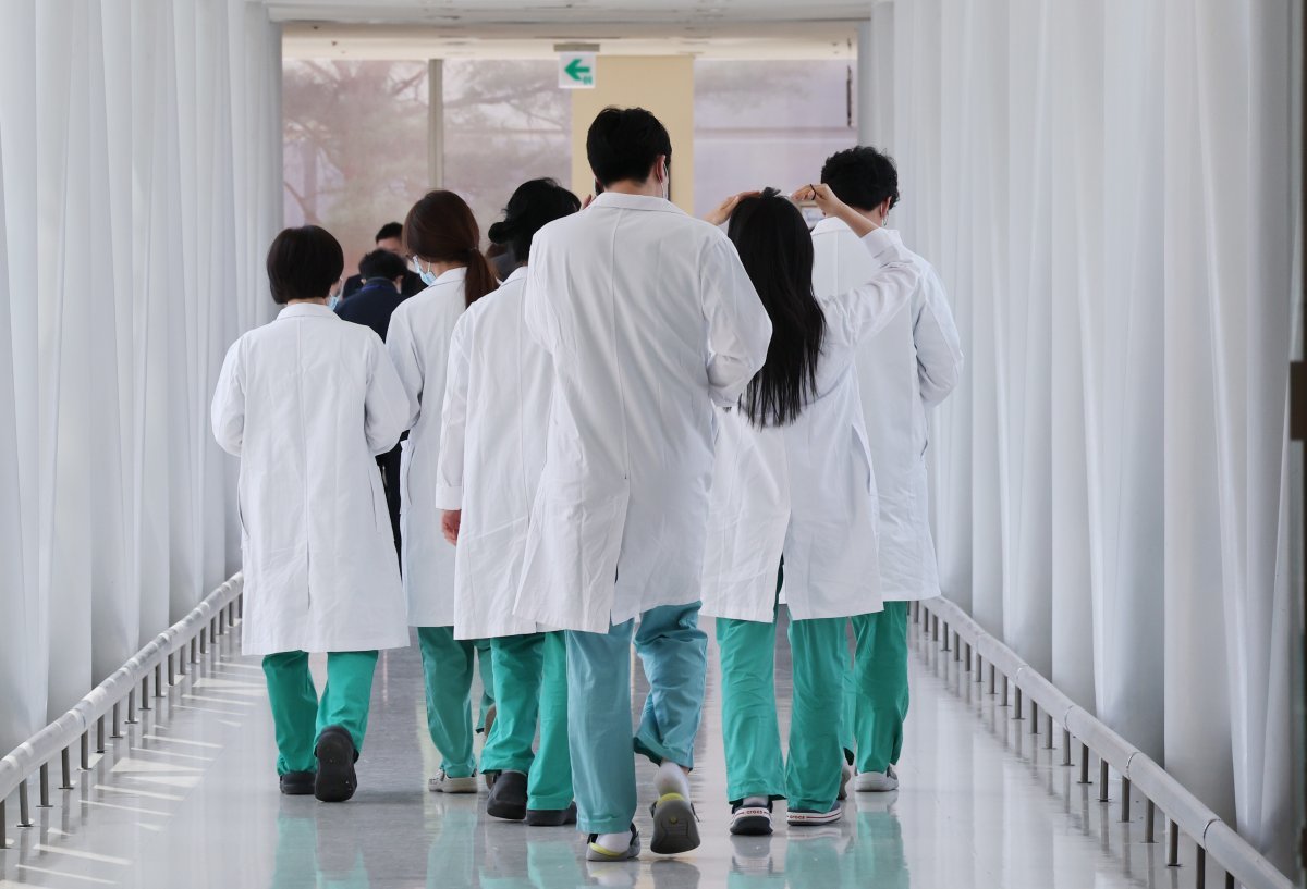 20일 오전 서울의 한 대학병원에서 의료진이 분주하게 움직이고 있다. 2024.3.20. 뉴스1