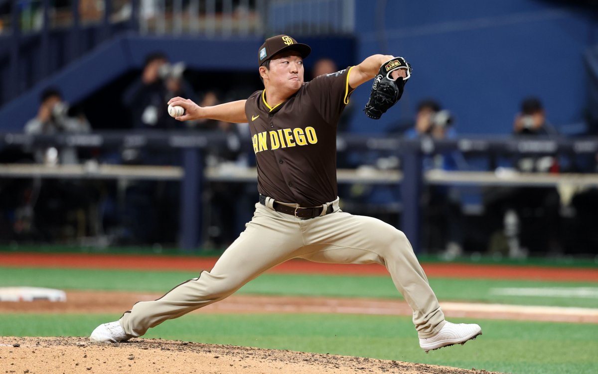 18일 서울 고척스카이돔에서 미국프로야구(MLB) 공식 개막시리즈를 앞두고 열린 LG 트윈스와 샌디에이고 파드리스의 스페셜 경기에서 샌디에이고 고우석이 9회말 마운드에 올라 역투하고 있다. (공동취재)