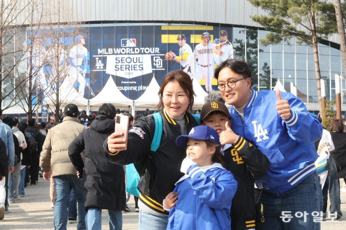 20일 오후 서울 고척스카이돔에서 열린 ‘MLB 월드투어 서울 시리즈’ LA 다저스와 샌디에이고 파드리스의 개막전을 앞두고 한 가족이 기념 촬영을 하고 있다. 이한결 기자 always@donga.com