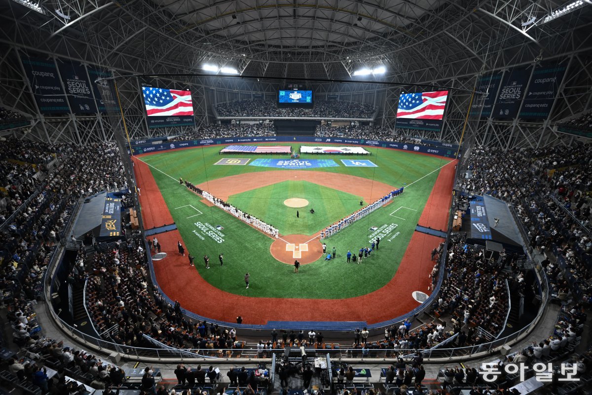 20일 오후 서울 고척스카이돔에서 열린 ‘MLB 월드투어 서울 시리즈’ LA 다저스와 샌디에이고 파드리스의 개막전이 관중으로 가득 차 있다. 이한결 기자 always@donga.com
