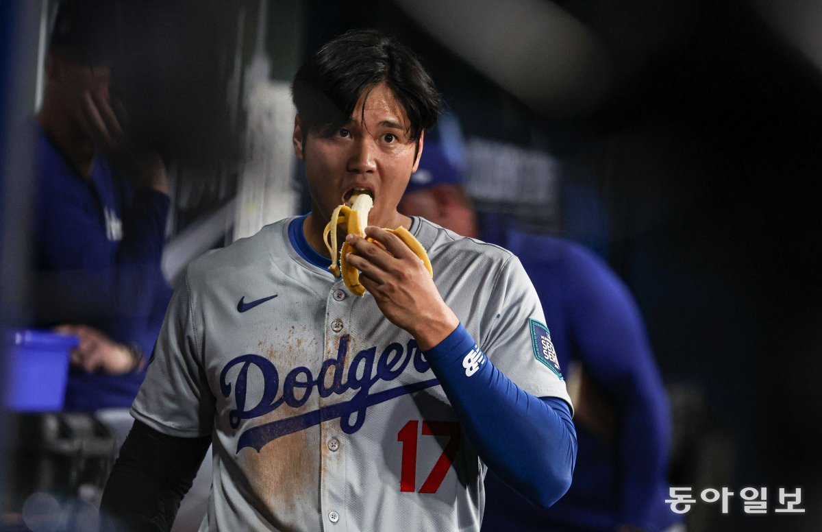 20일 오후 서울 고척스카이돔에서 열린 ‘MLB 월드투어 서울 시리즈’ LA 다저스와 샌디에이고 파드리스의 개막전에서 다저스의 오타니가 더그아웃에서 바나나를 먹고 있다. 이한결 기자 always@donga.com