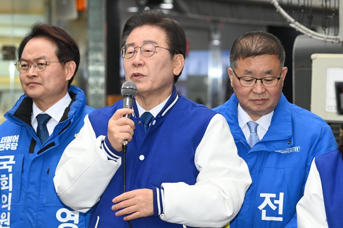 이재명 더불어민주당 대표가 19일 오전 강원도 춘천명동거리에서 강원 현장 기자회견을 하고 있다. 2024.3.19 사진공동취재단