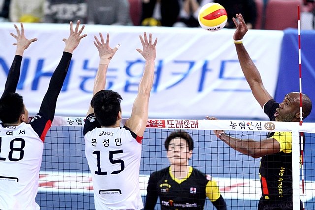 2015~2016시즌 챔피언결정전 당시 시몬(오른쪽). 한국배구연맹(KOVO) 제공
