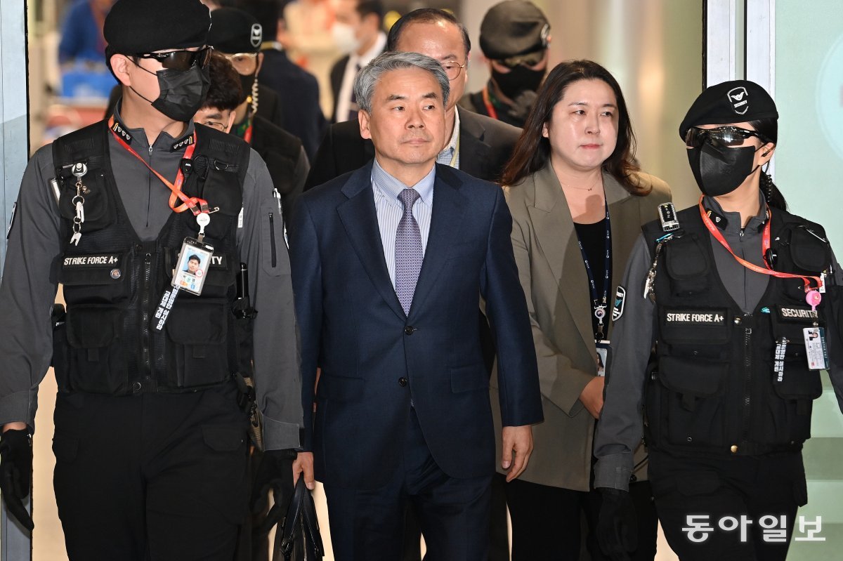 21일 이종섭 주호주 대사가 공항 관계자들의 경호를 받으며 인천 영종도 인천국제공항 제1터미널을 통해 귀국하고 있다. 변영욱 기자 cut@donga.com