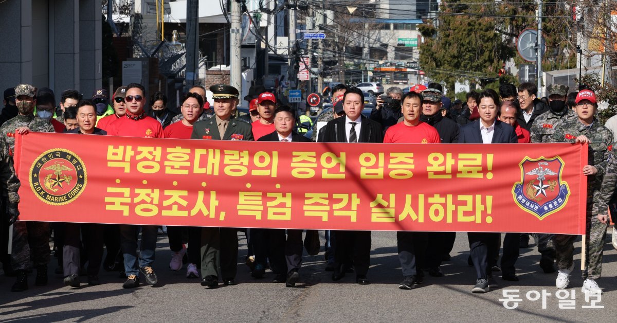 21일 박 대령을 비롯한 기자회견 참가자들이 중앙지역 군사법원으로 향하고 있다. 박형기 기자 oneshot@donga.com