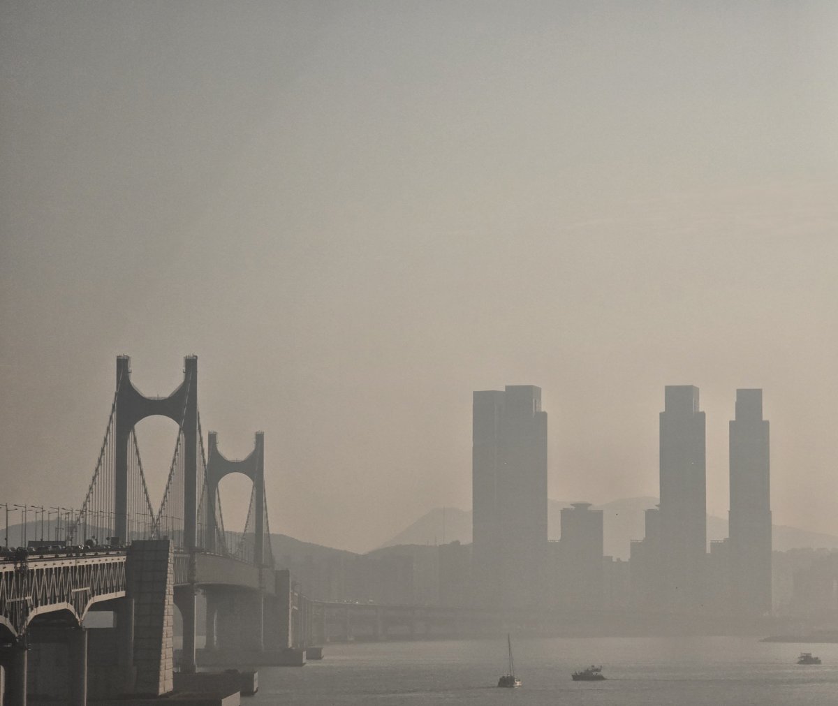 16일 오후 부산 광안대교에서 본 광안리 해수욕장에 미세먼지가 가득하다. 2024.3.16/뉴스1