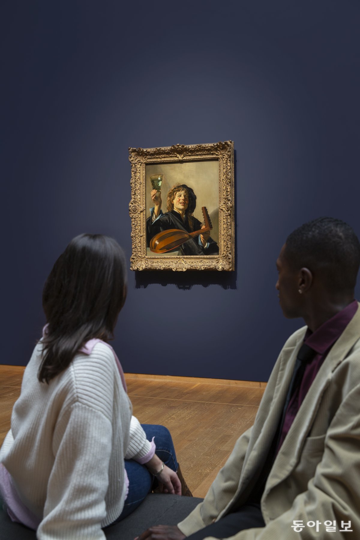 프란스 할스의 ‘즐거운 류트 연주자’(1624-8)가 걸린 전시장 풍경. 레익스미술관/알베르티너 데이케마 제공