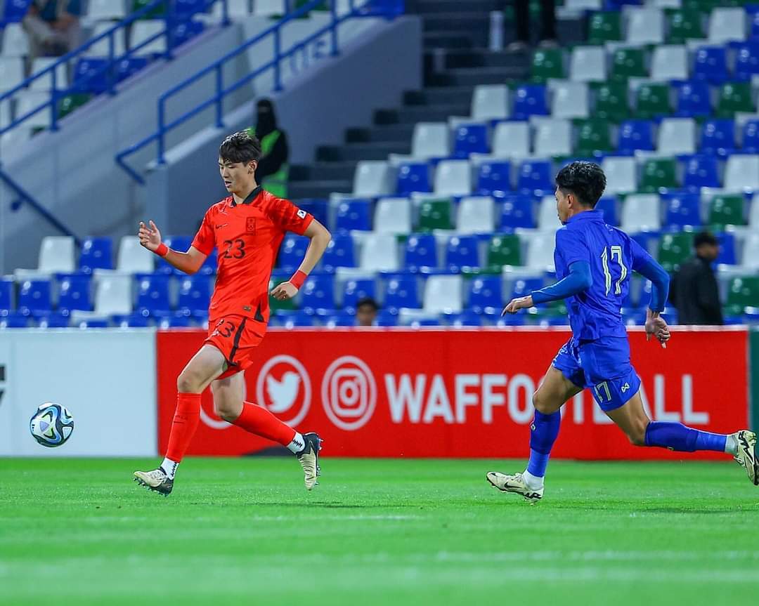 23세 이하(U-23) 올림픽 축구대표팀 수비수 김지수(왼쪽)가 21일 태국과의 서아시아축구연맹 U-23 챔피언십 경기에서 공을 다루고 있다. 사진 출처 서아시아축구연맹 페이스북