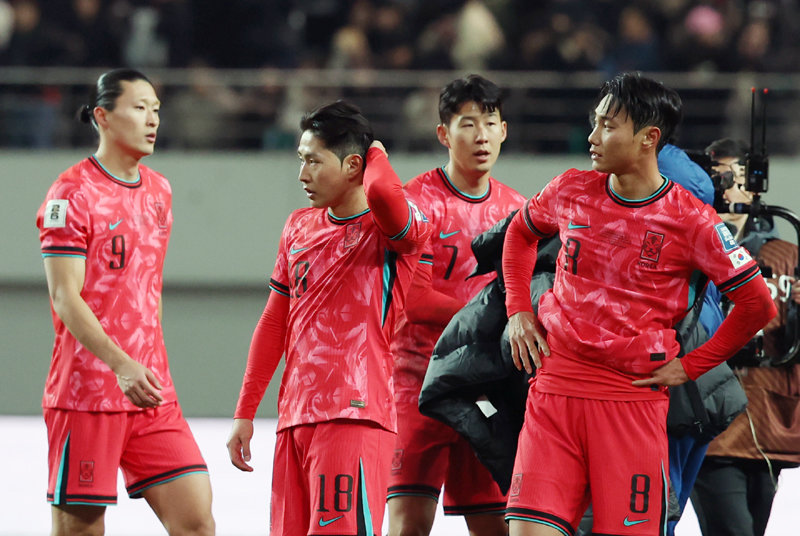 주장 손흥민(오른쪽에서 두 번째·7번)과 이강인(왼쪽에서 두 번째·18번)을 포함한 한국 축구대표팀 선수들이 21일 태국과의 
2026 북중미 월드컵 아시아 2차 예선 경기에서 1-1 무승부에 그친 뒤 아쉬워하고 있다. 태국의 국제축구연맹(FIFA) 랭킹은
 한국(22위)보다 79계단 아래인 101위다. 뉴시스