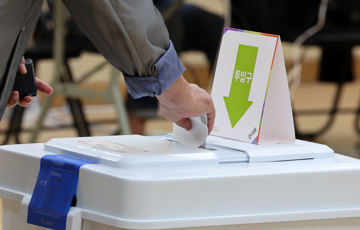 서울 강서구청장 보궐선거 사전투표가 시작된 6일 오전 서울 방화1동 주민센터에 마련된 투표소에서 시민들이 투표를 하고 있다. 2023.10.6/뉴스1 ⓒ News1
