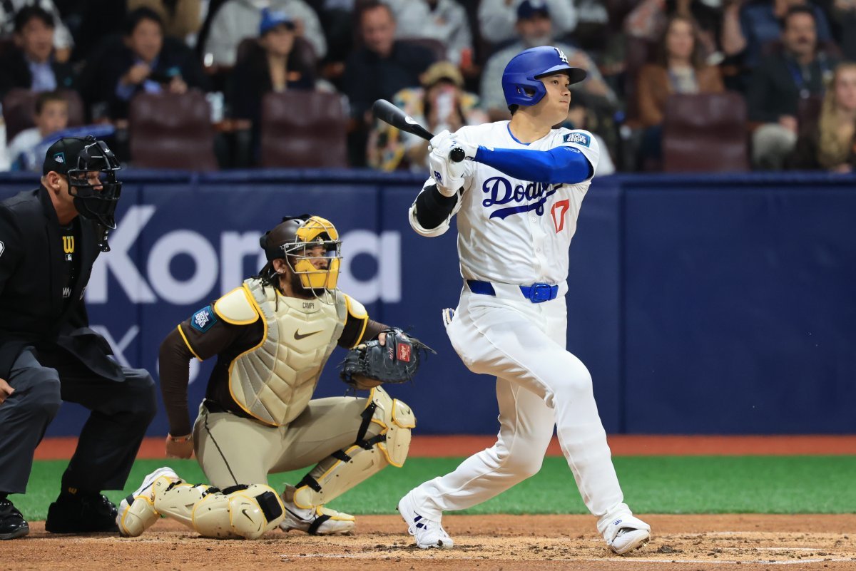 21일 서울 구로구 고척스카이돔에서 열린 2024 미국 메이저리그(MLB) 월드투어 서울시리즈 공식 개막전 샌디에이고 파드리스와 LA 다저스의 2차전 경기 1회말 1사 주자 없는 상황 다저스 오타니 쇼헤이가 우중간 안타를 날리고 있다. 2024.3.21/뉴스1