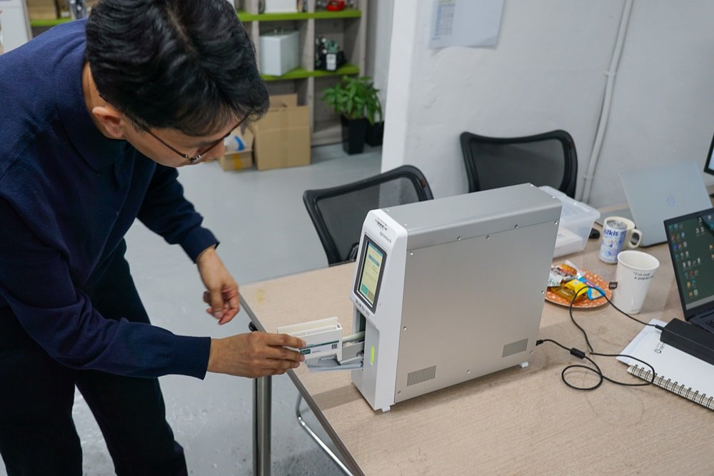 모임 Dx100을 시연하는 김경호 대표 / 출처=IT동아