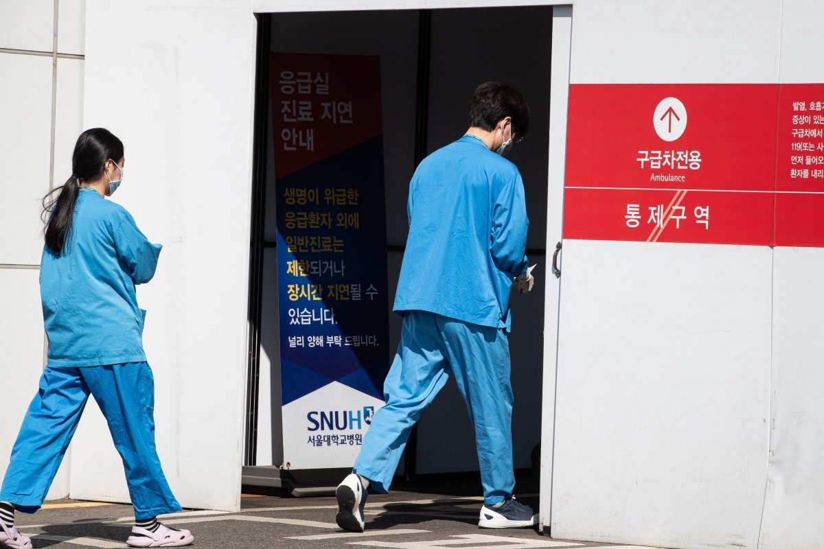 21일 서울시내 한 대학병원에서 의료진들이 응급실로 들어서고 있다. 대학별 의대 정원 배분을 마무리한 가운데, 정부는 한 달 전 사직서를 제출하고 돌아오지 않는 전공의들에게 “다음 주 부터 원칙대로 면허자격정지 처분을 해나갈 것“이라고 밝혔다.  2024.3.21. 뉴스1