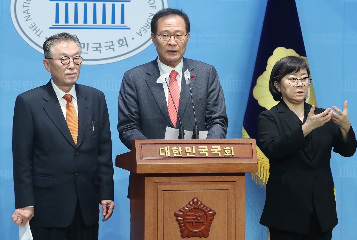 문병호 개혁신당 국민통합위원장(오른쪽)이 7일 오후 서울 여의도 국회 소통관에서 제22대 국회의원선거(총선) 인천 부평갑 출마선언 기자회견을 하고 있다. 안영근 전 의원(왼쪽)은 인천 남동갑 출마 선언을 했다. 2024.2.7. 뉴스1