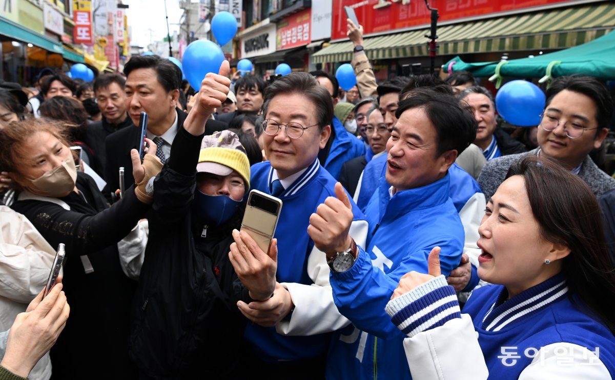 이재명 더불어민주당 대표가 22일 오전 충남 서산시 동부시장 호떡집에서 시민들과 기념촬영을 하고 있다. 이훈구 기자 ufo@donga.com