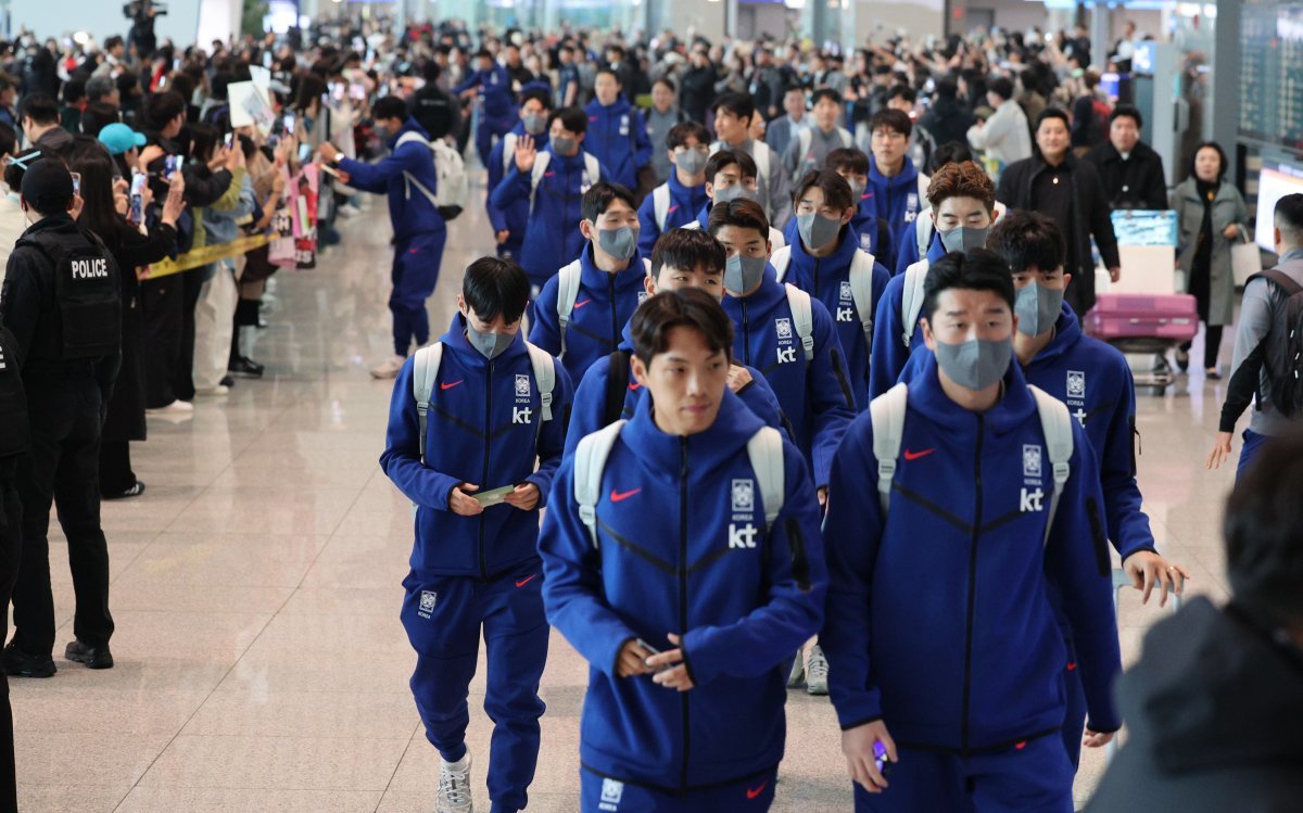 대한민국 축구 대표팀 선수들이 22일 오후 인천국제공항 제2터미널을 통해 태국으로 출국하고 있다. 황선홍 임시감독이 이끄는 대표팀은 오는 26일 태국과 2026 FIFA 북중미 월드컵 아시아 지역 2차 예선 C조 조별리그 4차전 경기를 치룬다. 2024.3.22 뉴스1