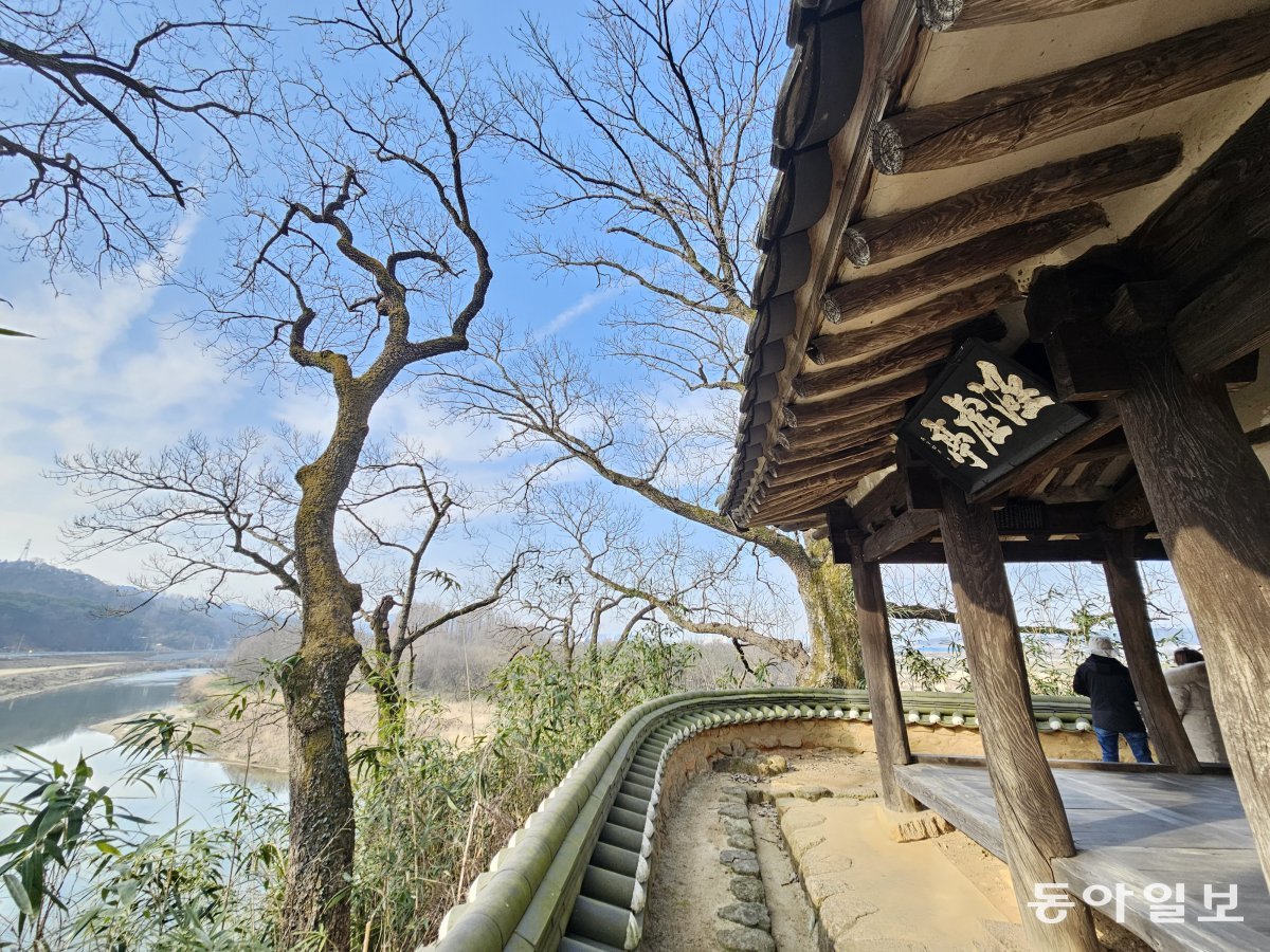 전남 곡성군 섬진강변 제월섬 언덕 위 함허정.