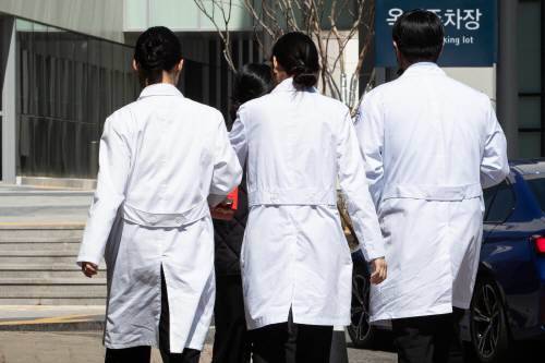 21일 서울시내 한 대학병원에서 의료진들이 이동하고 있다. 뉴스1