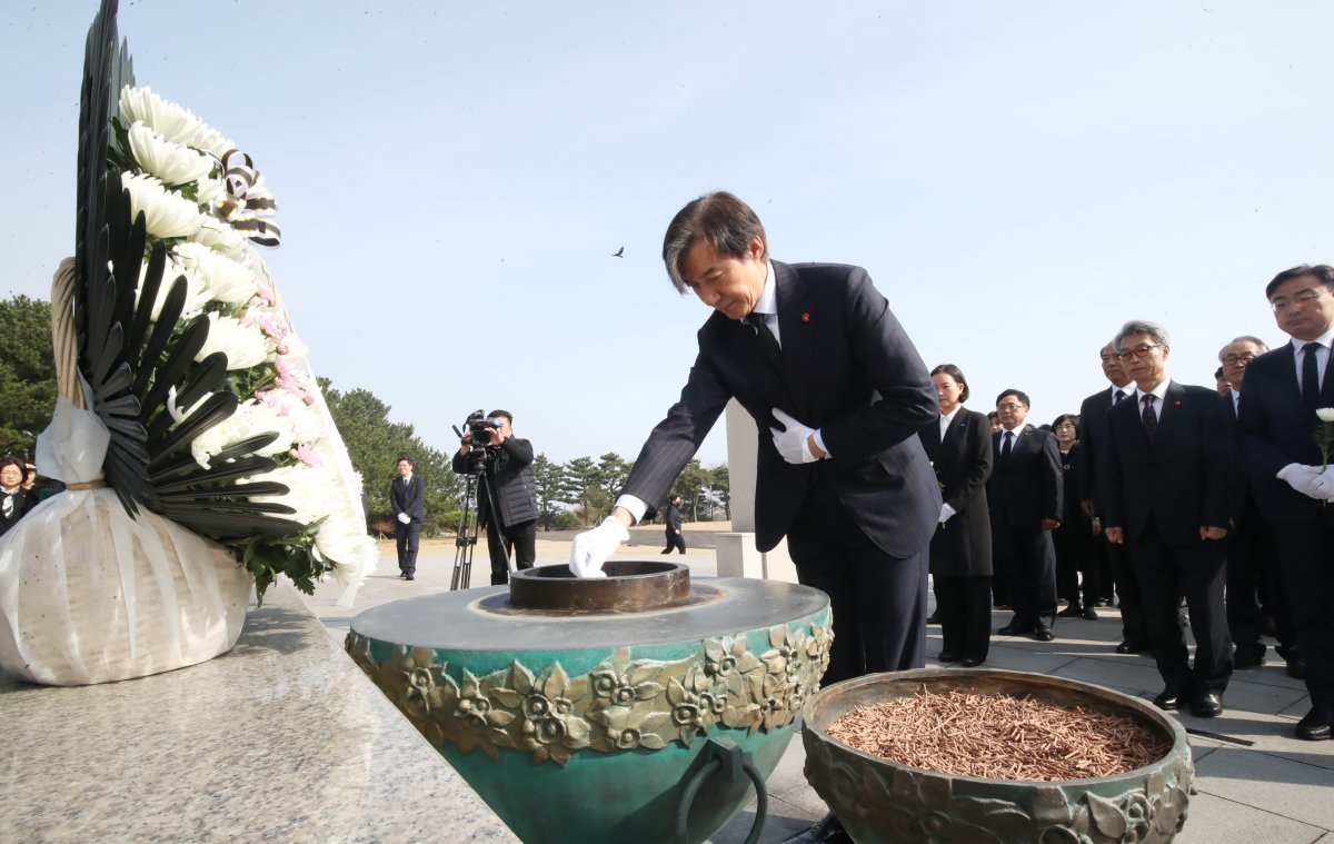 조국 조국혁신당 대표가 23일 제주시 봉개동 제주4·3평화공원 위령제단에서 분향하고 있다. 2024.3.23/뉴스1