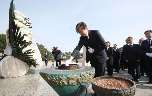 조국 조국혁신당 대표가 23일 제주시 봉개동 제주4·3평화공원 위령제단에서 분향하고 있다. 뉴스1