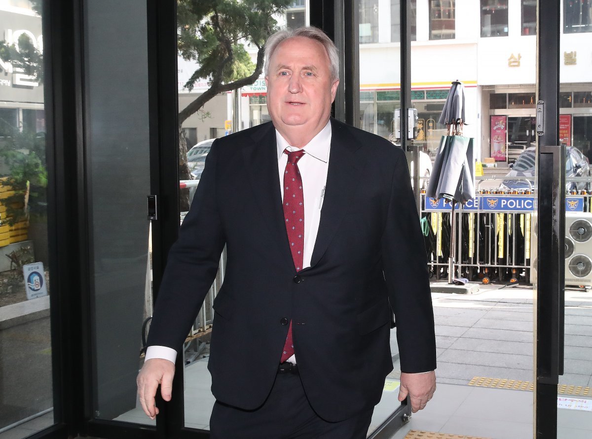 인요한 국민의힘 전 혁신위원장이 14일 오전 서울 여의도 국민의미래 중앙당사에서 열린 비례대표 면접심사에 참석하기 위해 입장하고 있다. 2024.3.14. 뉴스1