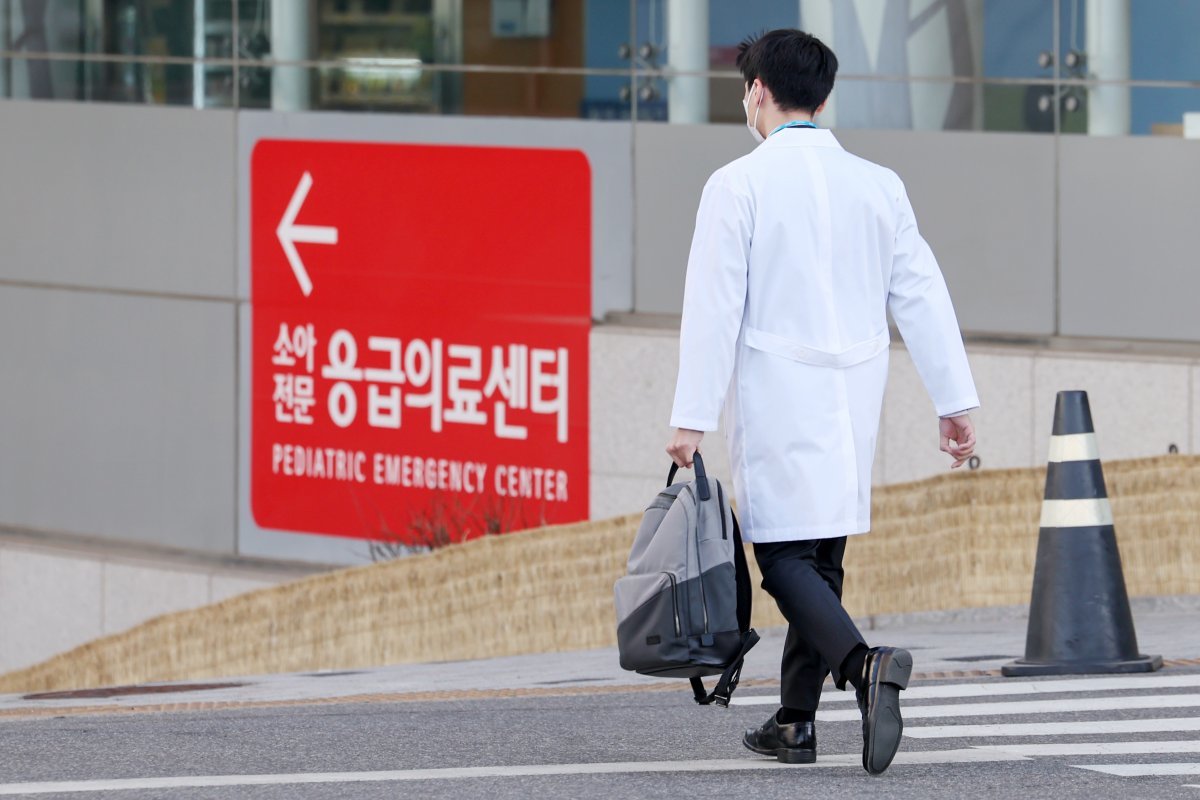 전공의들의 집단행동이 한 달째를 맞은 18일 서울의 한 대학병원에서 한 의사가 소아전문 응급의료센터로 향하고 있다.  2024.3.18/뉴스1