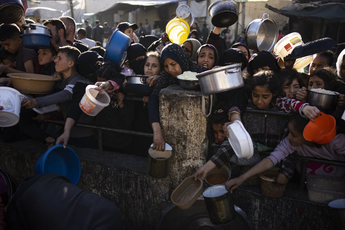 12일 가자지구 라파에서 팔레스타인  어린이들이 구호 식품을 받기 위해 그릇을 내밀고 있다. 라파=AP 뉴시스
