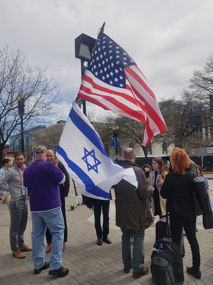 2019년 3월 미국 워싱턴 컨벤션센터에서 열린 AIPAC 총회에 참석하기 위해 온사람들이 이스라엘과 미국 국기를 함께 흔들고 있다. 이들은 행사장을 지나가는 사람들에게 이스라엘에 대한 지원 필요성을 설명했다. 동아일보 DB
