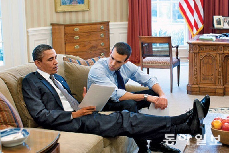 버락 오바마 대통령이 스피치 라이터 존 파브로와 연설문을 상의하는 모습. 백악관 홈페이지