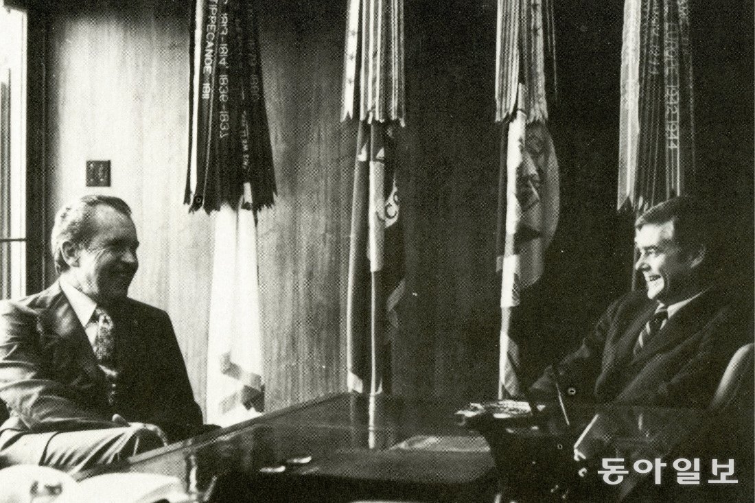 리처드 닉슨 대통령(왼쪽)이 스피치 라이터 레이먼드 프라이스와 대화하는 모습. 리처드 닉슨 대통령 도서관 홈페이지