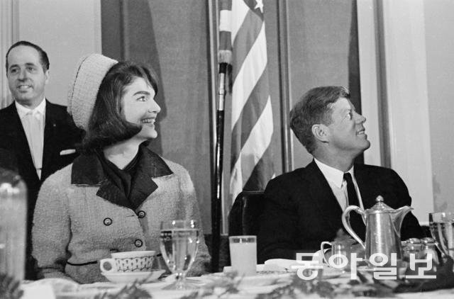 1963년 11월 22일 텍사스 포트워스에서 열린 행사에서 존 F 케네디 대통령 부부가 웃고 있는 모습. 케네디 대통령은 3시간 뒤 댈러스에서 암살됐다. 존 F 케네디 대통령 도서관 홈페이지