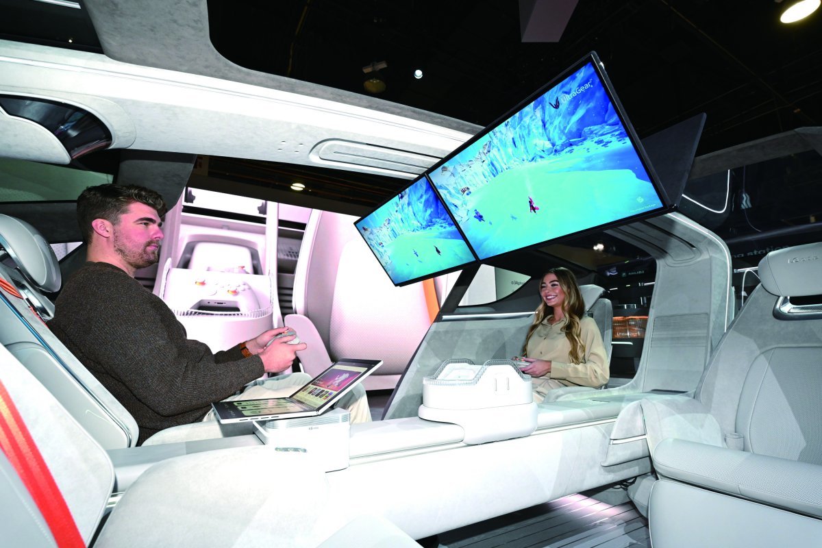 LG전자의 미래 모빌리티 콘셉트 ‘LG 알파블’. 자동차가 하나의 생활공간으로, 커피를 내려 마시거나 폴더블 태블릿으로 차량을 제어하기도 하며 게임을 할 수 있는 등 탑승객에게 다양한 경험을 제공한다.