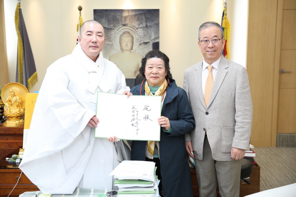 이강분씨(가운데)가 장학금을 기부한 후 기념사진을 찍고 있다. 동국대 제공
