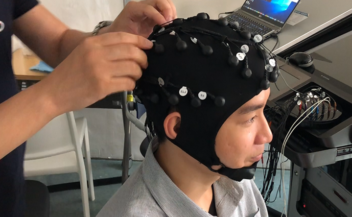 국민대학교 AI디자인학과 학생들이 뇌파측정 실습을 하고 있다. 국민대 제공