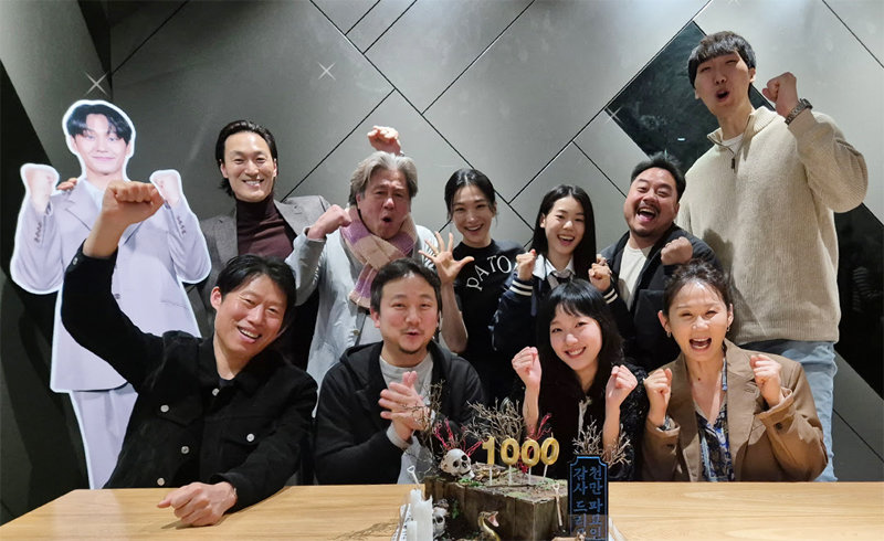 24일 오컬트 장르 영화로는 처음으로 관객 1000만 명을 돌파한 ‘파묘’의 배우진과 장재현 감독(앞줄 왼쪽에서 두 번째)이 축하 기념 촬영을 하고 있다. 쇼박스 제공