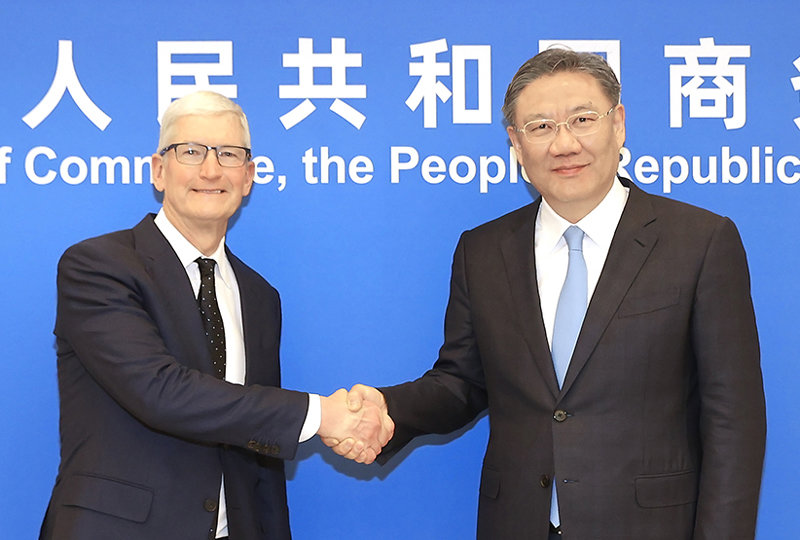 22일(현지 시간) 왕원타오 중국 상무부장(오른쪽)이 중국 베이징에서 팀 쿡 애플 최고경영자(CEO)와 만나 악수를 나누고 있다. 중국 상무부 제공