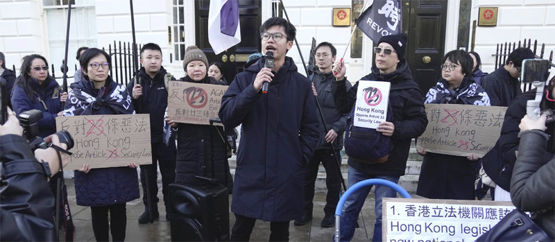 홍콩인들, 런던서 ‘보안법 철폐’ 시위 23일 홍콩 활동가 토니 청 씨가 영국 런던에서 이날부터 시행된 홍콩 국가보안법 반대 시위를 하고 있다. 런던=AP 뉴시스