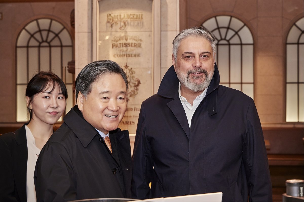 24일 허영인 SPC그룹 회장(가운데)이 마리오 파스쿠치 최고경영자(오른쪽)와 파리크라상이 운영하는 베이커리 카페 패션5의 서울 용산구 한남동 매장을 둘러보고 있다. SPC그룹 제공