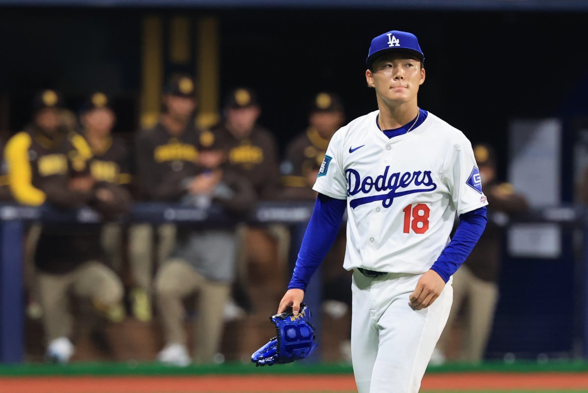 21일 서울 구로구 고척스카이돔에서 열린 2024 미국 메이저리그(MLB) 월드투어 서울시리즈 공식 개막전 샌디에이고 파드리스와 LA 다저스의 2차전 경기, 다저스 선발 야마모토 요시노부가 이닝을 마친 뒤 더그아웃으로 향하고 있다. 2024.3.21/뉴스1 ⓒ News1